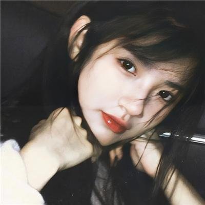 照片中的女孩